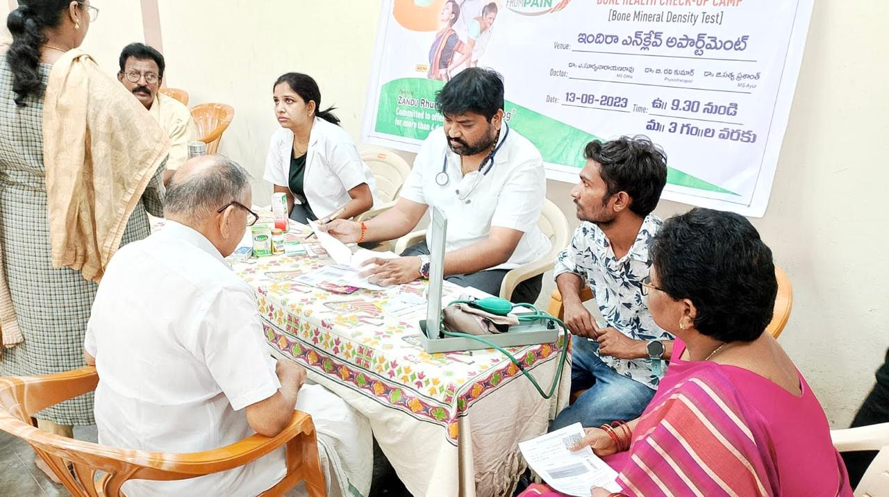 వృద్ధాశ్రమంలో సేవలు - Old Age Home Care Initiatives
